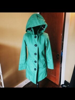 Boden The Rainy Mac Trenchcoat: Kelly Green With Polka Dot Lining